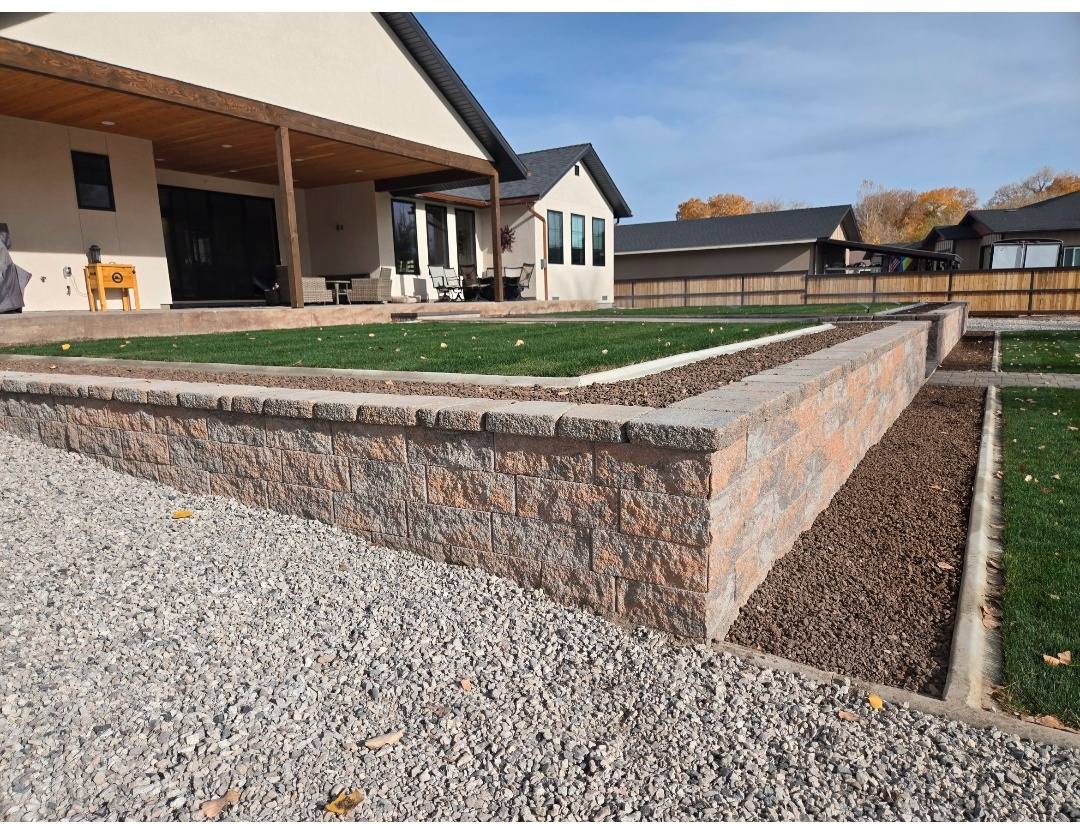 Stone retaining wall turf